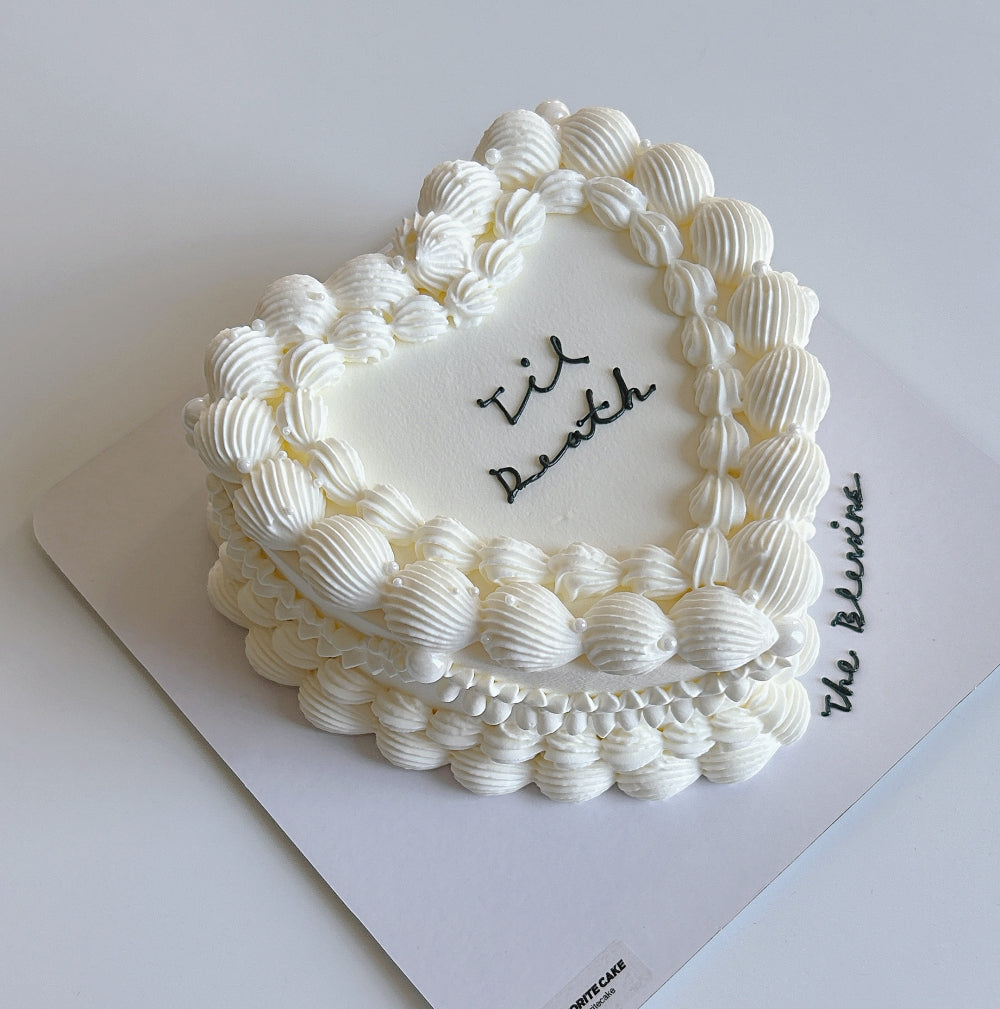 CLASSIC VINTAGE CAKE